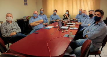 Imagem Fumacense Alimentos leva informações sobre o preço do arroz à representantes comerciais