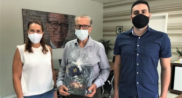 Imagem Personagens do livro da Fumacense Alimentos são presenteados com exemplar