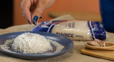 Imagem Arroz branco: saiba como funciona o processo de beneficiamento do grão na indústria  