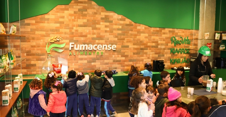 Quase 600 alunos de Morro da Fumaça aprendem no museu da Fumacense Alimentos