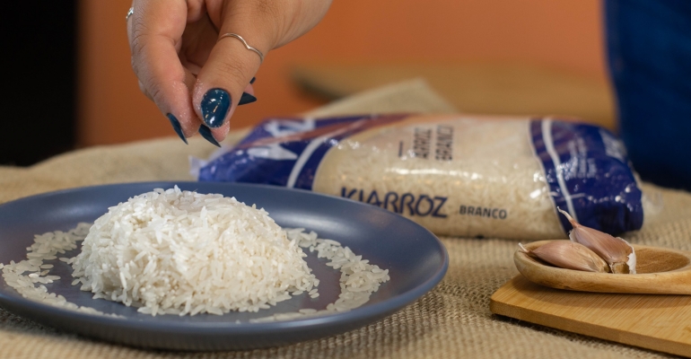 Arroz branco: saiba como funciona o processo de beneficiamento do grão na indústria  