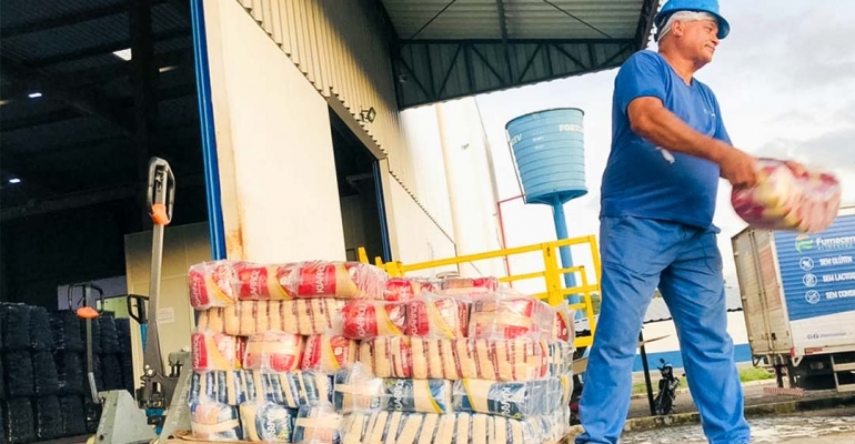 Fumacense Alimentos doa meia tonelada de arroz para afetados pelas chuvas em Pernambuco